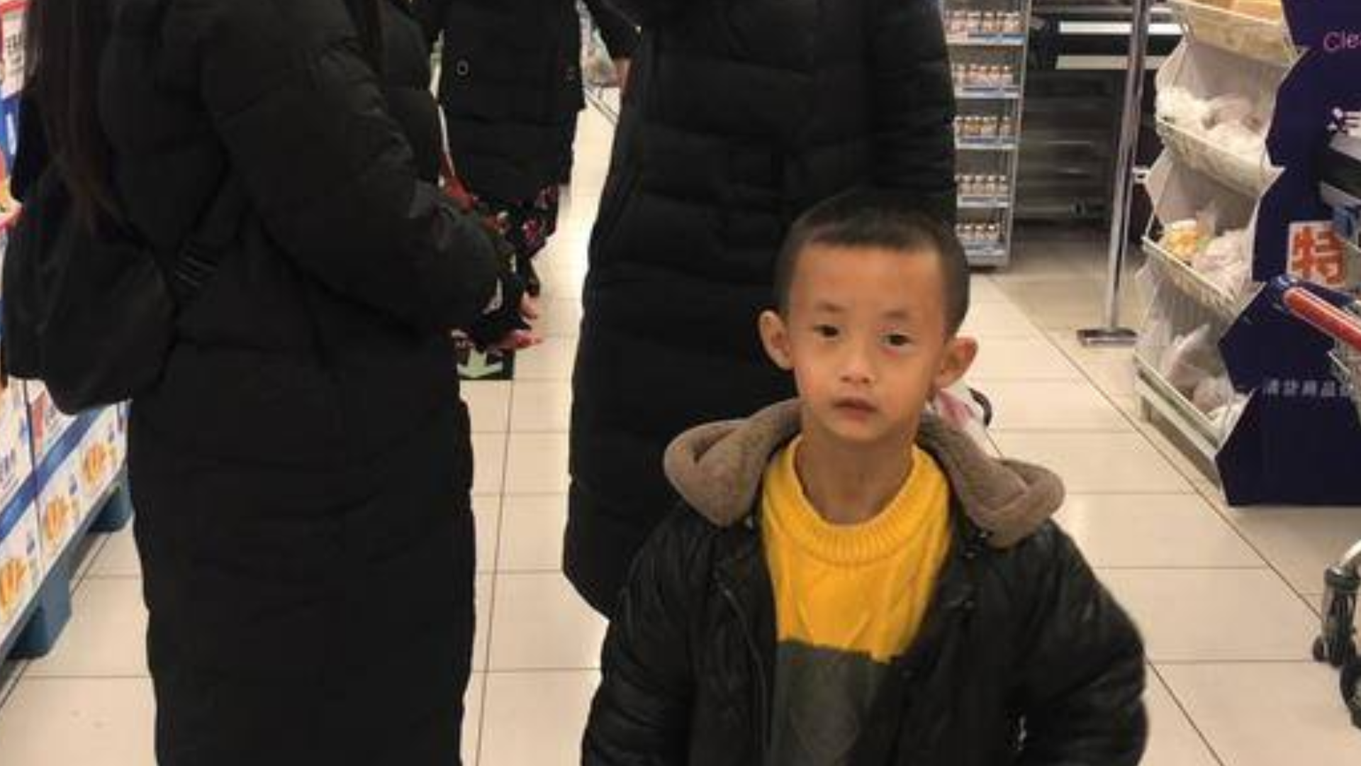 超市在打折,打工仔和老板去超市买点东西,不干活真舒服!